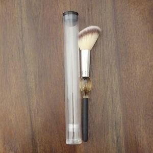 It cosmetics blush brush N°4